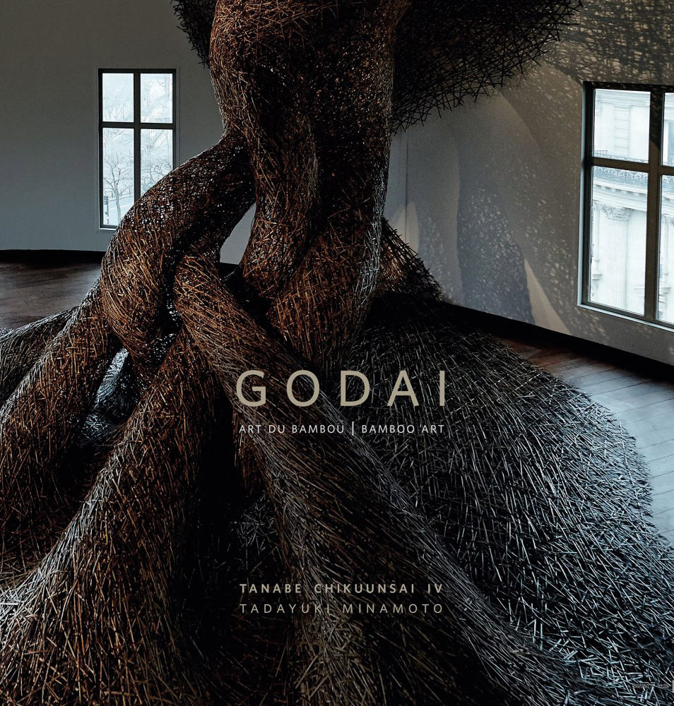 Book cover of Godai, Art du Bambou | Bamboo Art. Tanabe Chikuunsai IV | Tadayuki Minamoto, featuring the gigantic bamboo installation in exhibition space. Published by 5 Continents Editions.