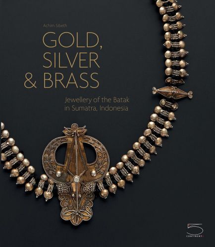 Dark grey book cover of Gold, Silver & Brass, Jewellery of the Batak in Sumatra, Indonesia, featuring a large, decorative brass necklace. Published by 5 Continents Editions.