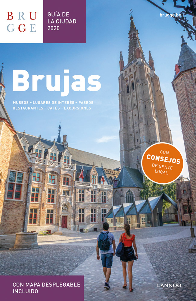 Gothic building, Church of Our Lady, with 2 tourists in square below, on cover of 'Brujas Guía de la Cuidad 2020', by Lannoo Publishers.