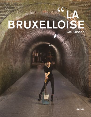 Woman posing under brick archway with blue Fender guitar, on cover of 'La Bruxelloise', by Lannoo Publishers.