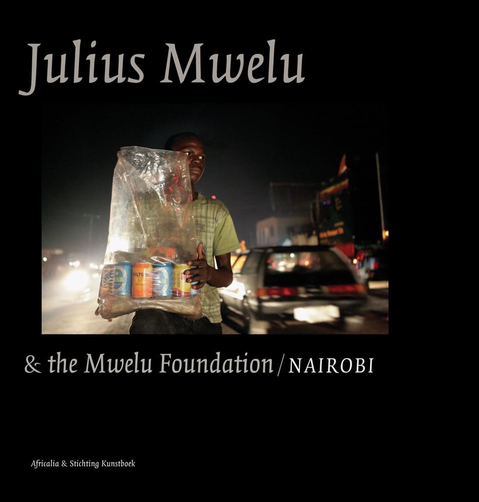 Book cover of Julius Mwelu and the Mwelu Foundation/Nairobi, featuring a man carrying a plastic bag of drinks cans. Published by Stichting Kunstboek.