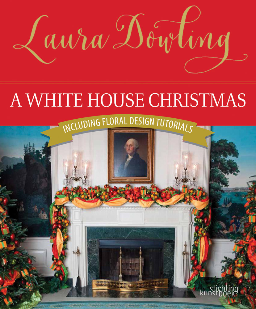 Book cover of Laura Dowling's A White House Christmas, featuring interior living room with white and green marble fireplace. adorned with green, red and orange decorations. Published by Stichting.