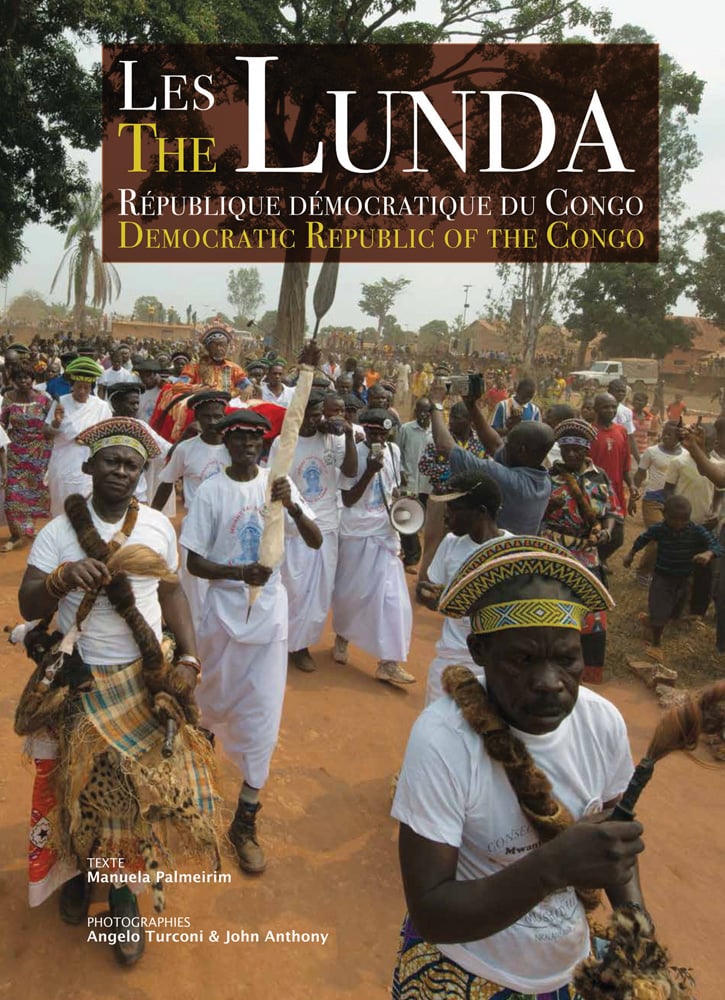 Book cover of Martine Soulier's The Lunda, Democratic Republic of the Congo, with a large group of Congolese people in traditional dress. Published by Stichting.