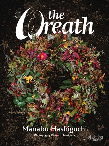 Book cover of The Wreath, featuring a densely packed wreath made of ivy, eucalyptus, pink roses, orange berries and small yellow daisy-like flowers. Published by Stichting.