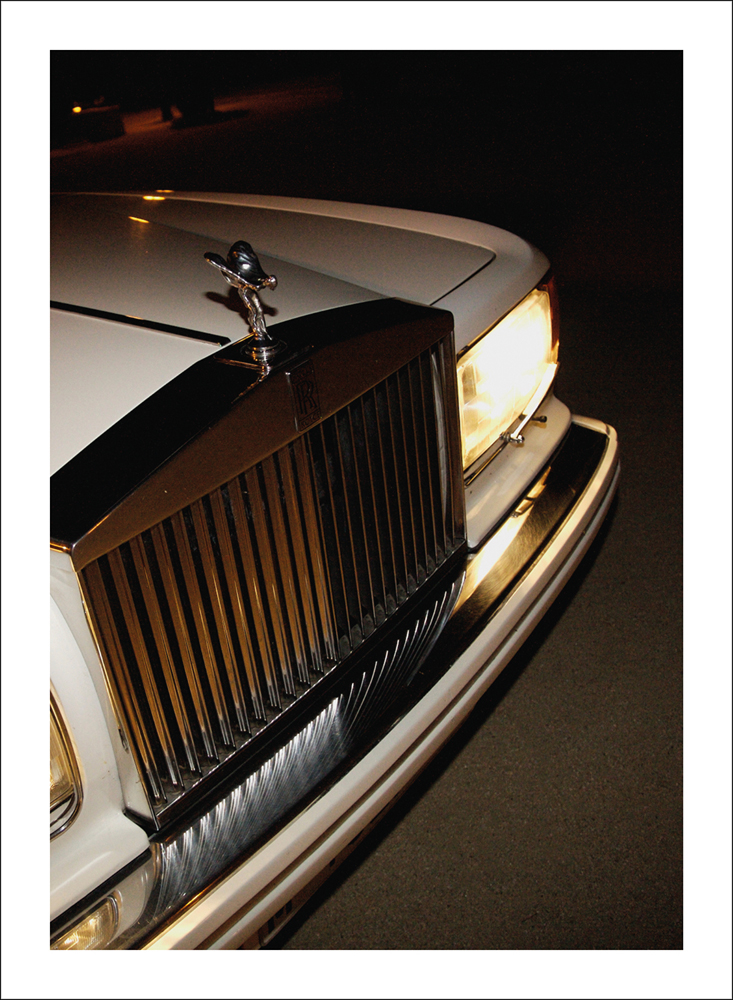 Book cover of Archipiélago, featuring a night-time snapshot of bonnet of white Bentley with flying B, and headlights on. Published by Verlag Kettler.