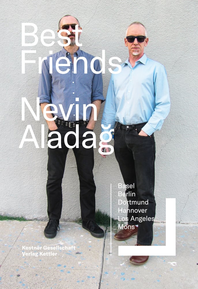 Book cover of Nevin Aladag, with two male friends in black jeans, blue shirts, and dark glasses, standing on pavement with wall behind. Published by Verlag Kettler.