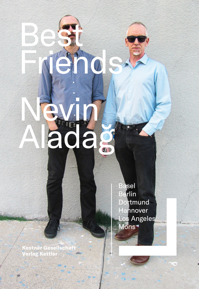 Book cover of Nevin Aladag, with two male friends in black jeans, blue shirts, and dark glasses, standing on sidewalk with wall behind. Published by Verlag Kettler.