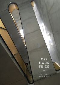 Book cover of O12 - Haus Frize, with low-angle shot of modern curved staircase, with face staring over bannister. Published by Verlag Kettler.