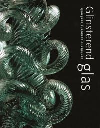 Black cover of Glinsterend Glas, 1500 Jaar Europese Glaskunst, featuring a decorative green glass sculpture. Published by 5 Continents Editions.