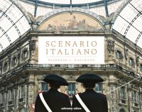 Book cover of Scenario Italiano, with the rear of two guards standing in a domed building. Published by Seltmann Publishers.