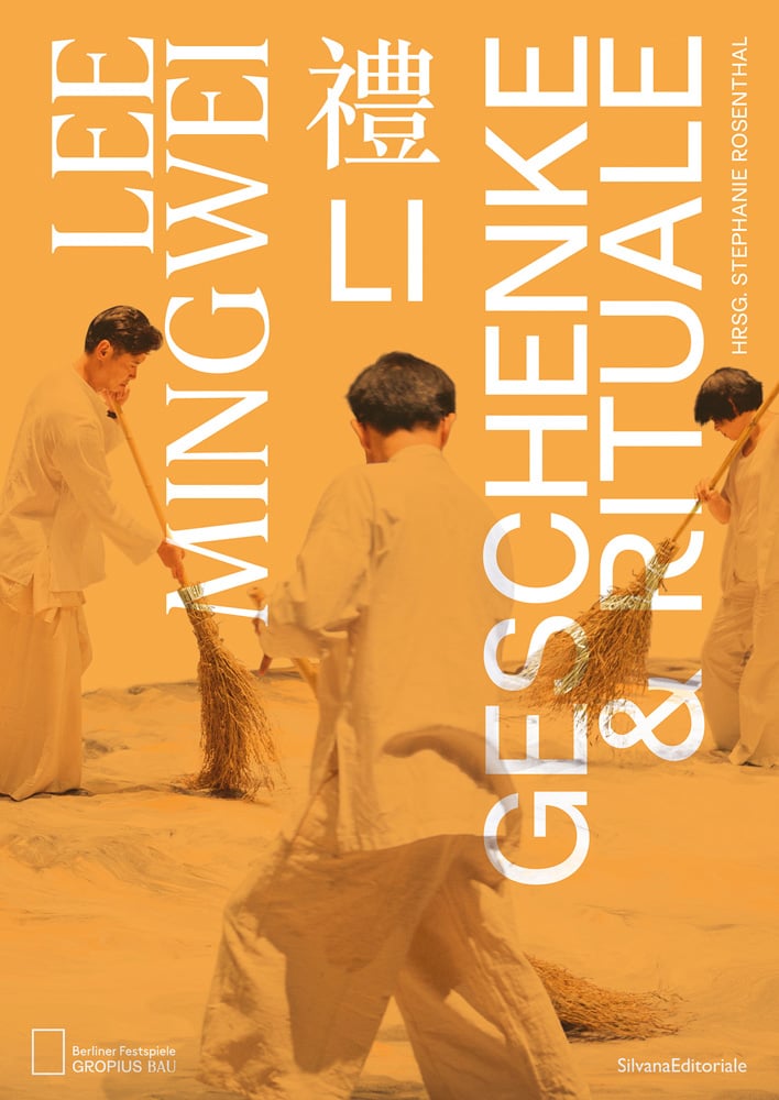 3 Asian figures sweeping floor with twig made brooms, LEE MINGWEI LI GESCHENKE & RITUALE in white font down top half of cover.