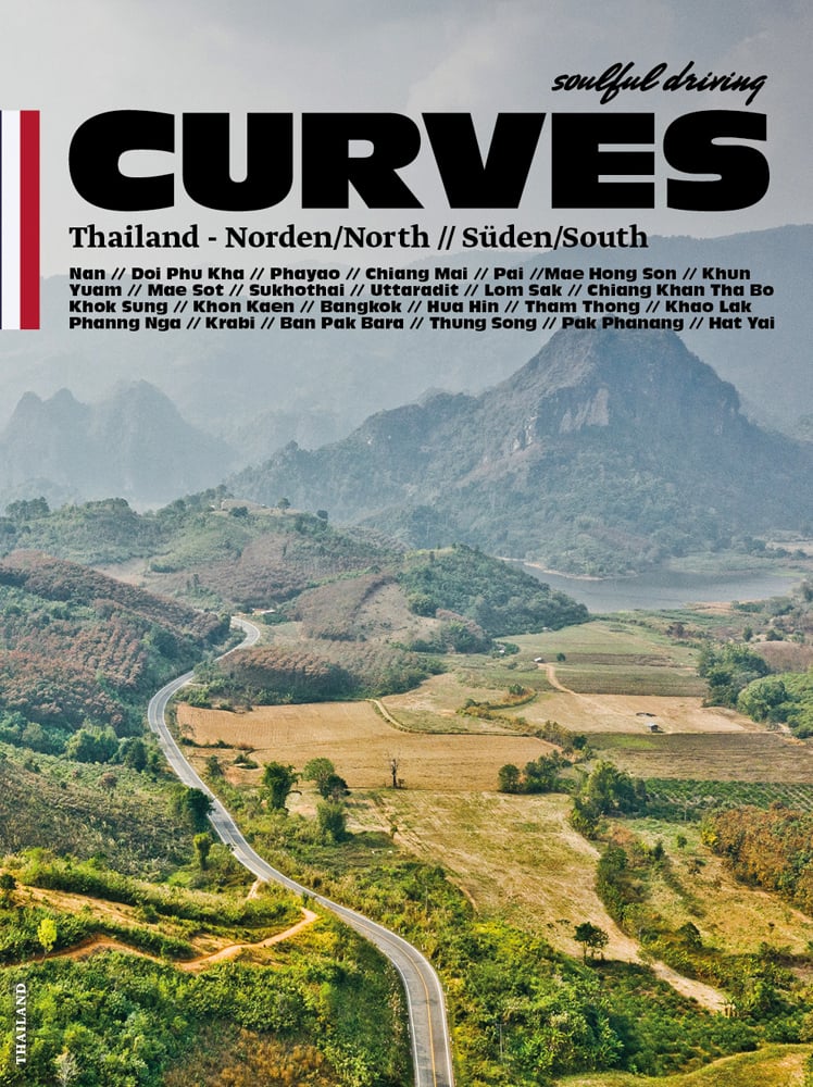High angled shot of lush green mountainous landscape on cover of 'Curves: Thailand, Band 12: Norden/North // Süden/South', by Delius Klasing.