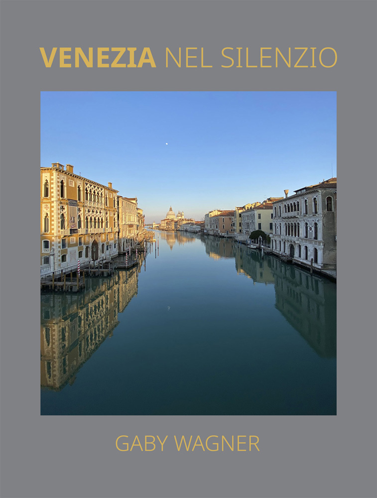 Serene landscape photograph of Venice's canal, beneath blue sky, on grey cover of 'Venezia Nel Silenzio', by Ediciones El Viso.