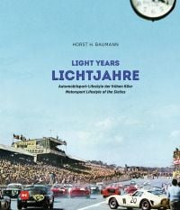 Race track with racing cars speeding off, stadium full of spectators to left, on cover of 'Lichtjahre / Light Years, Automobilsport - Lifestyle der frühen 60er / Automotive Lifestyle of the Sixties', by Delius, Klasing.