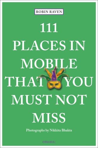Book cover of 111 Places in Mobile That You Must Not Miss, with a gold festival mask. Published by Emons Verlag.