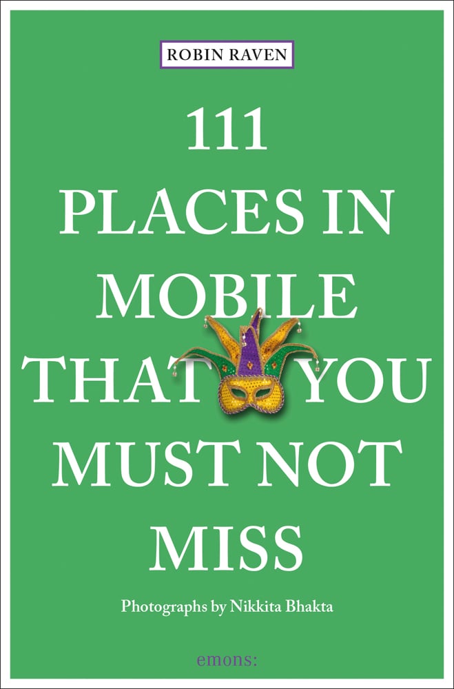 Book cover of 111 Places in Mobile That You Must Not Miss, with a gold festival mask. Published by Emons Verlag.