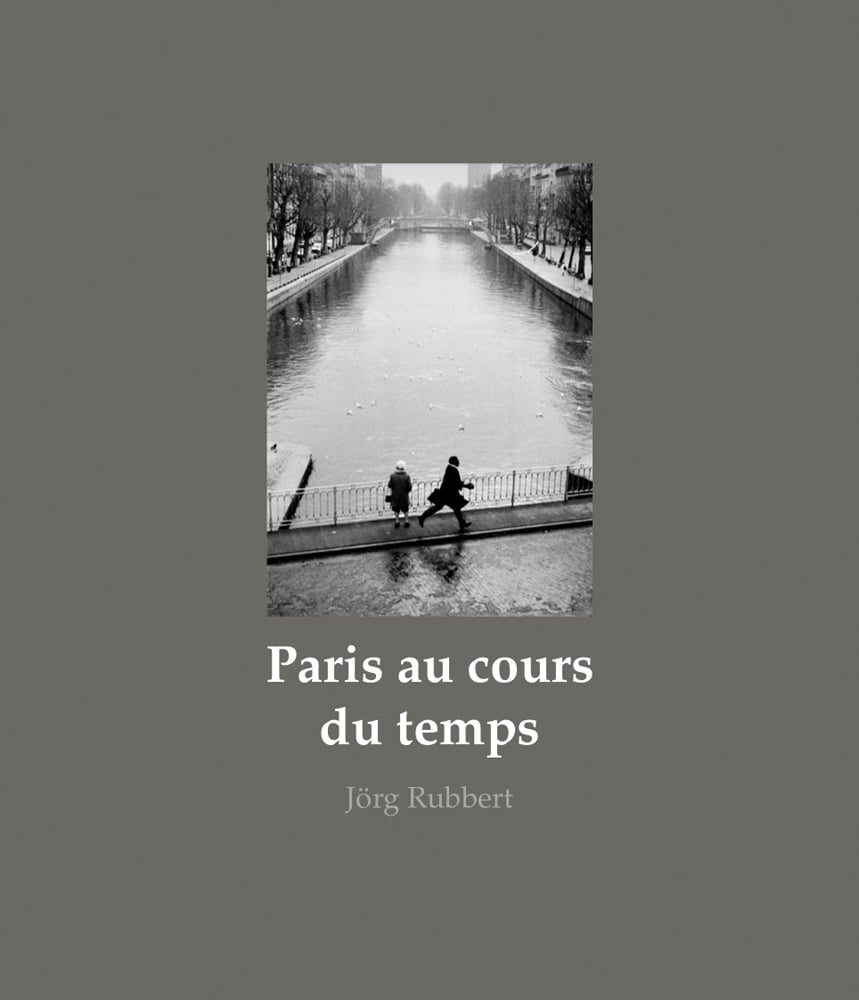 Centralised black and white photo of two figures on a bridge over river with trees either side and Paris au cours du temps Jörg Rubbert in white and grey font