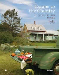 Book cover of Escape to the Country, with an old American farm truck, fresh fruit and vegetables on a tray with watering can resting on trunk door. Published by Lannoo Publishers.