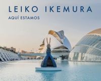 Landscape book cover of Leiko Ikemura, Aquí estamos / Here we are, featuring a large, rabbit-shaped sculpture to center of pool, museum building behind. Published by Verlag Kettler.