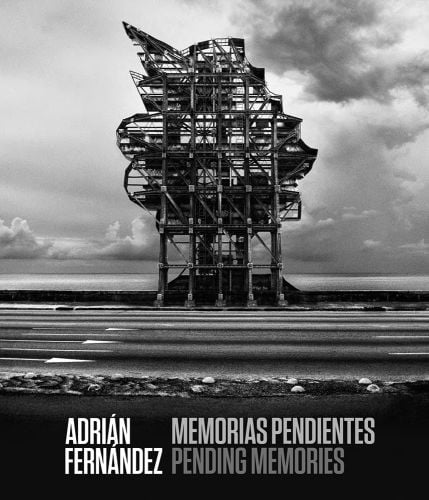 Black and white photo of steel structure, seascape behind, ADRIÁN FERNÁNDEZ MEMORIAS PENDIENTES PENDING MEMORIES in white, and grey font below.