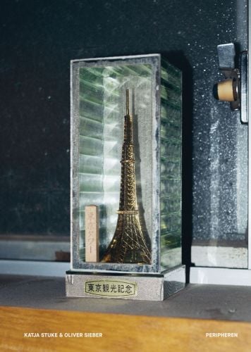 Book cover of Peripheren, featuring a gold statue of Eiffel Tower encased in a glass box, standing on plinth. Published by Verlag Kettler.