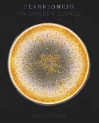 Microscopic photograph of yellow and white circular phytoplankton, on black cover, 'Planktonium', by Lannoo Publishers.