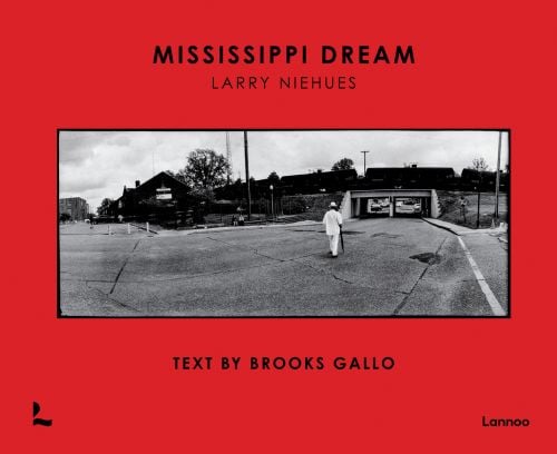 Black man dressed in white clothes, walking towards underpass, on red cover, 'Mississippi Dream', by Lannoo Publishers.