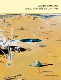 Book cover of Ladina Gaudenz, La face cachée de l’instant, with a painting of large sandy beach with people spread out. Published by Scheidegger & Spiess.