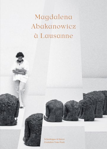 Exhibition space featuring woven seated figures with heads bowed, on cover of 'Magdalena Abakanowicz à Lausanne', by Scheidegger & Spiess.