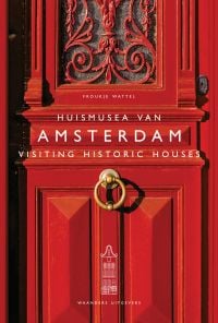 Book cover of Froukje Wattel's Visiting Historic Houses in Amsterdam, with large red door with brass knocker. Published by Waanders Publishers.