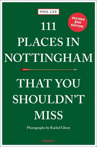 Book cover of Phil Lee's travel guide, 111 Places in Nottingham That You Shouldn't Miss, with an wooden arrow. Published by Emons Verlag.