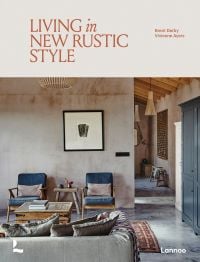 Book cover of Living in New Rustic Style, with an interior living room with exposed wood beams, pale walls and wood furniture. Published by Lannoo Publishers.