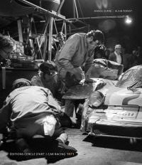 Book cover of Car Racing 1971, featuring a team working on the bodywork of a racing car. Published by Editions Cercle d'Art.