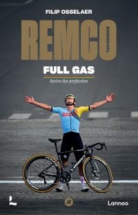 Book cover of Remco Evenepoel Full Gas: Strive for perfection, featuring the Belgian cyclist with his arms outstretched to the sky, his bike in front. Published by Lannoo Publishers.