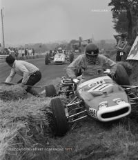 Book cover of Car Racing 1971, featuring a team working on the bodywork of a racing car. Published by Editions Cercle d'Art.