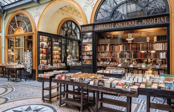 Book cover of Bookstores of the World; featuring the interior of a large bookshop. Published by Abbeville Press.