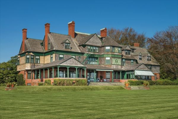 Book cover of Newport Cottages 1835-1890, The Summer Villas Before the Vanderbilt Era, with the John Carter Brown Italianate villa with green box hedges. Published by Bauer and Dean Publishers.