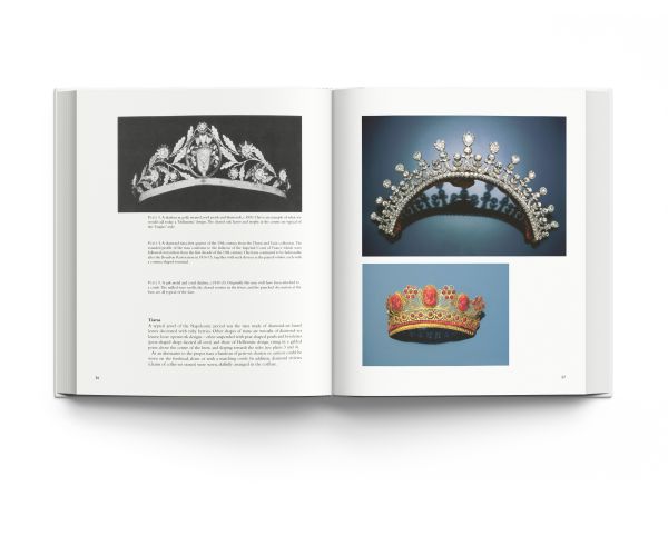 Book cover of Understanding Jewellery, with a diamond and peridot green brooch. Published by ACC Art Books.