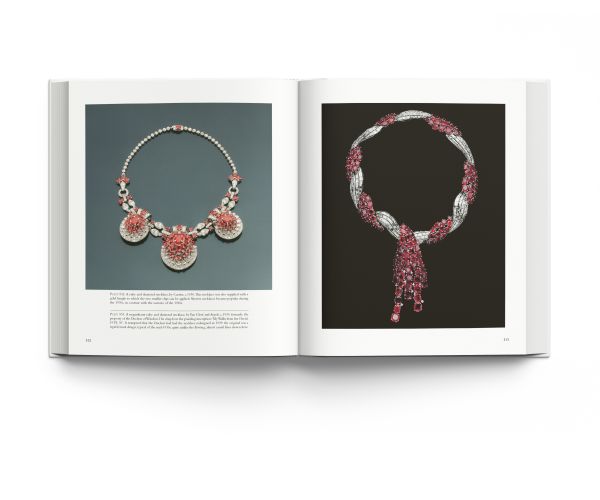 Book cover of Understanding Jewellery, with a diamond and peridot green brooch. Published by ACC Art Books.
