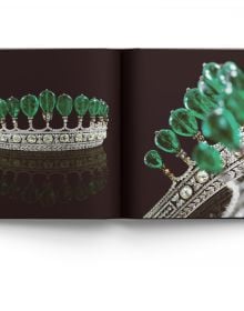 Book cover of The Age of Grandeur, featuring a diamond and sapphire necklace. Published by ACC Art Books.