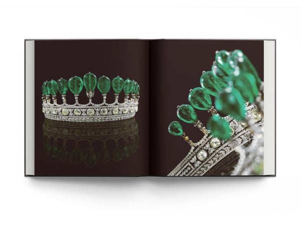 Book cover of The Age of Grandeur, featuring a diamond and sapphire necklace. Published by ACC Art Books.