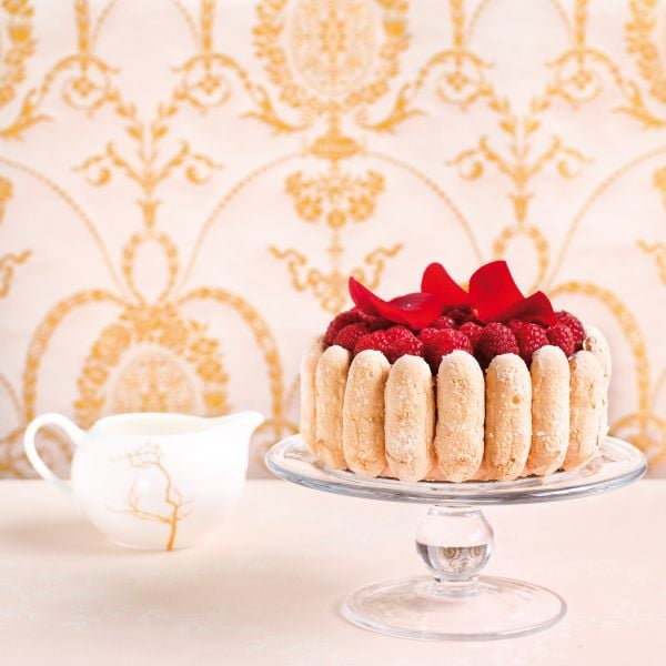 Box cover of 'Ladurée Sucré , The Recipes, with a ring of acorns and leaves. Published by ACC Art Books.