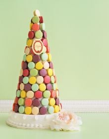 Ring of acorns and leaves on cover of 'Ladurée Sucré , The Recipes', by ACC Art Books.