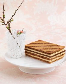 Ring of acorns and leaves on cover of 'Ladurée Sucré , The Recipes', by ACC Art Books.