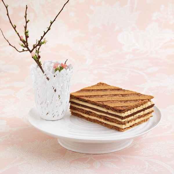 Box cover of 'Ladurée Sucré , The Recipes, with a ring of acorns and leaves. Published by ACC Art Books.