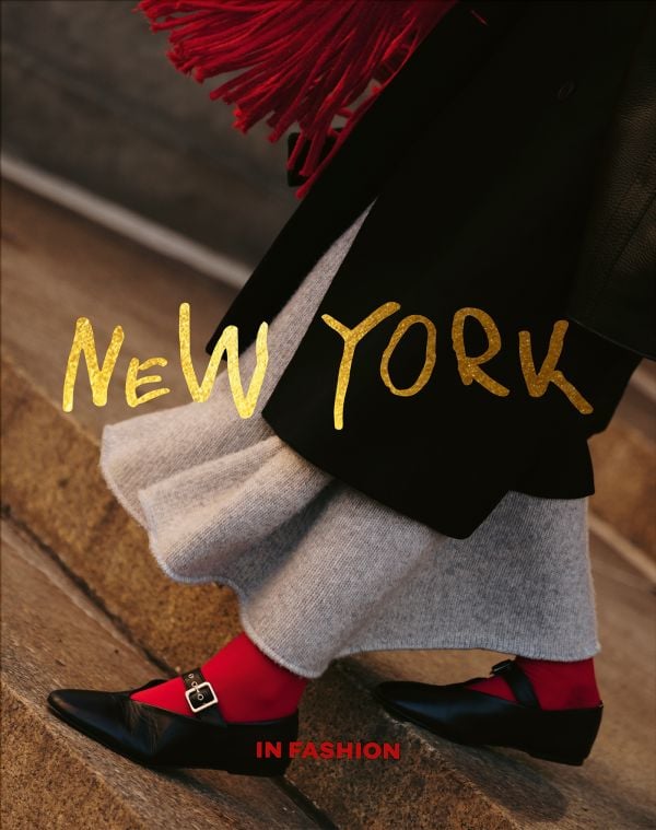 Book cover of New York. In Fashion; featuring a model in long skirt and coat walking down steps. Published by ACC Art Books.