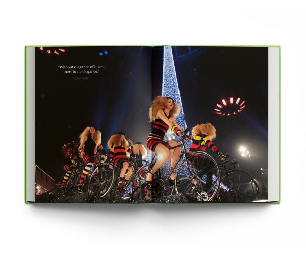 Book cover of Paris. In Fashion; featuring a model holding a green handbag. Published by ACC Art Books.