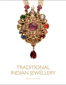 Book cover of Traditional Indian Jewellery featuring a jeweled pendant. Published by ACC Art Books.