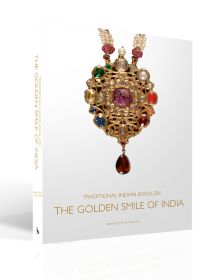 Book cover of Traditional Indian Jewellery featuring a jeweled pendant. Published by ACC Art Books.