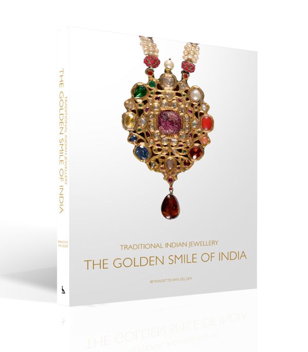 Book cover of Traditional Indian Jewellery featuring a jeweled pendant. Published by ACC Art Books.